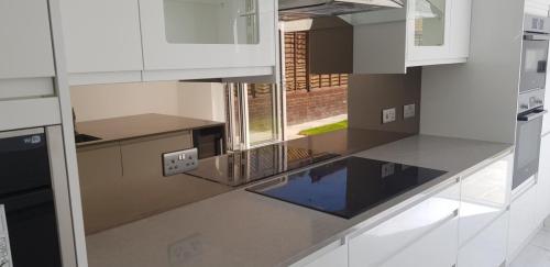 bronze-mirror-splashback