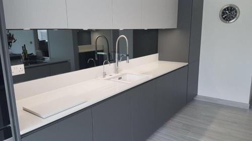 Tinted-mirror-glass-splashback