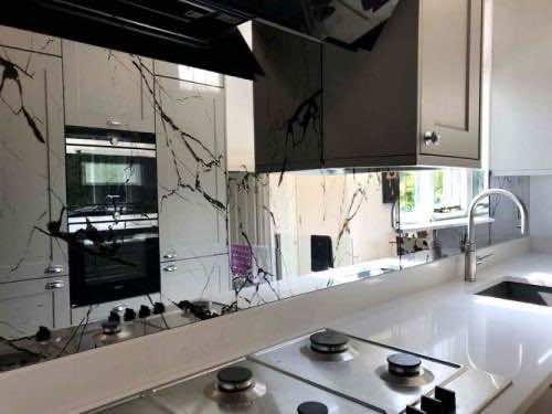 marble-pattern-printed-mirrored-splashback